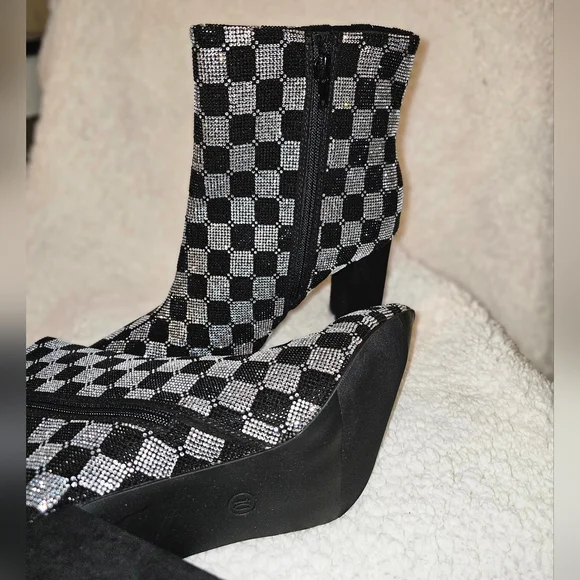 Stylish Black and Silver Checkered Women's Boots - Picture 5 of 7